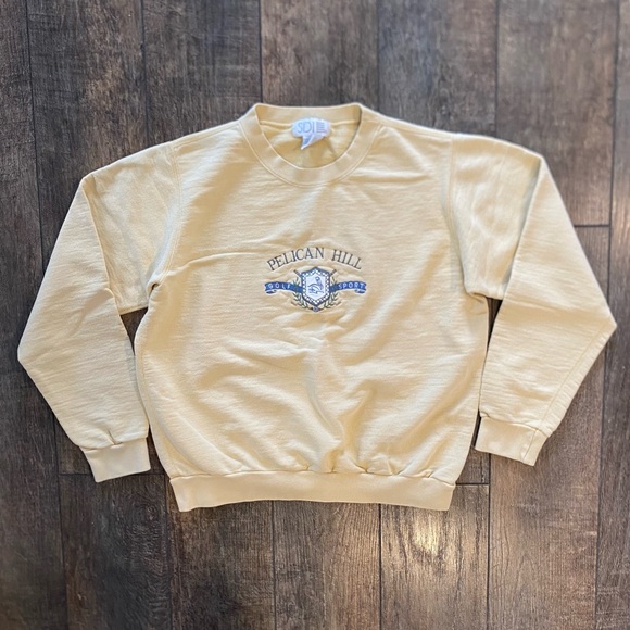 Vintage Tops - vintage embroidered golf club crewneck in pastel yellow